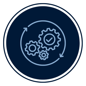 Dunkelblauer Kreis mit 3 Zahnrädern, die ineinander greifen. In einem Zahnrad befindet sich ein Haken und um die Zahnräder befinden sich zwei Pfeile, die einen Kreis um die Zahnräder bilden.